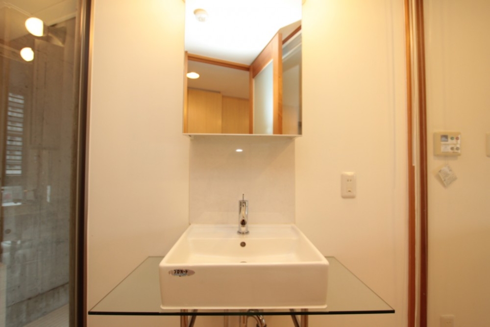 デザイナー性を感じさせる洗面所。鏡の中が収納になっています。