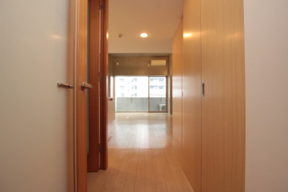 冷蔵庫・洗濯機は収納内へ。