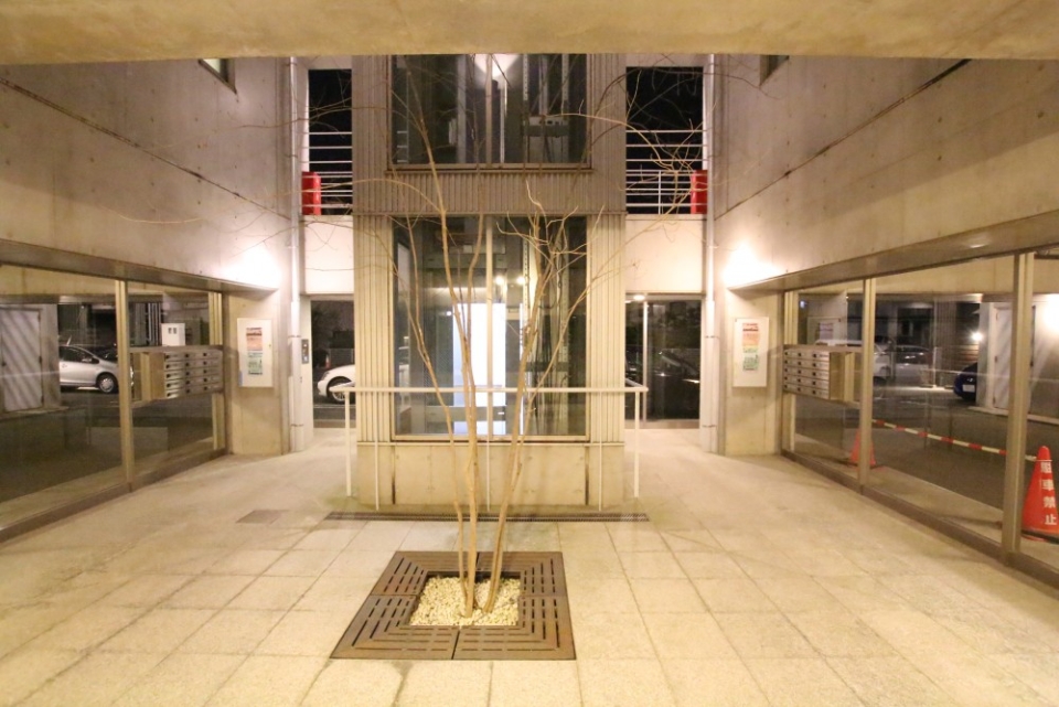 四方をガラスに囲まれたエントランスホール。