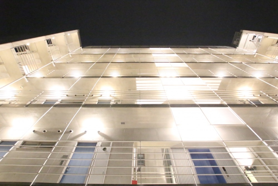 THEデザイナーズというコンクリート打ちっぱなし外観。