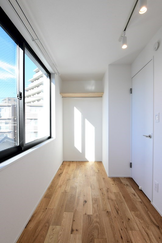 4.0帖のベッドルームは良い陽が差し込んでます