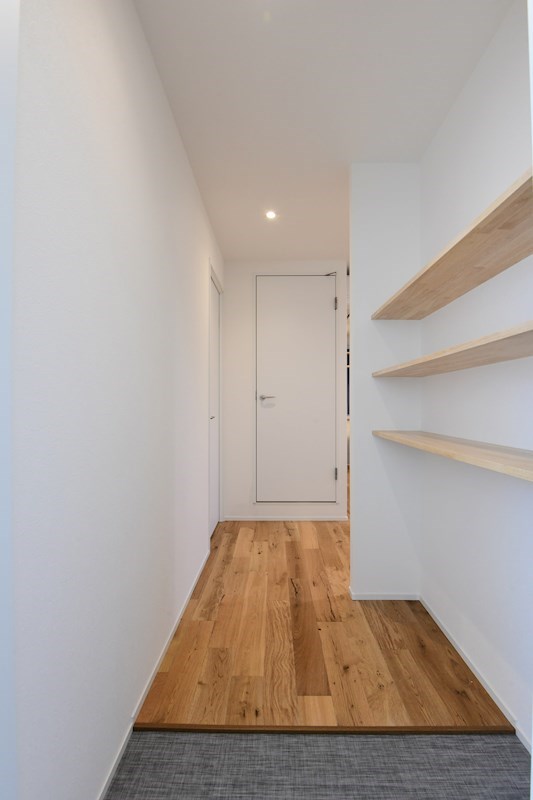 玄関にはお気に入りのインテリア小物を置きたい感じ