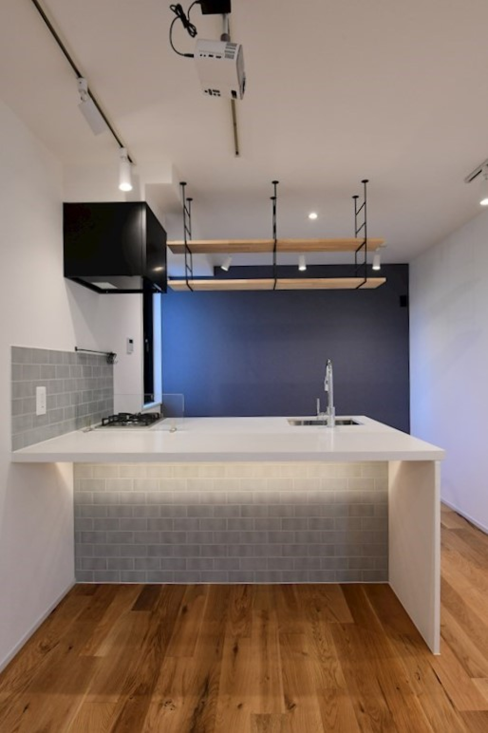 カウンター下の間接照明に照らされたタイルがまた良き！