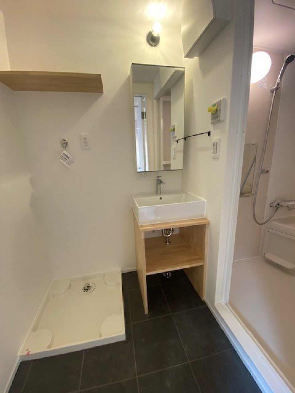 壁付けされた裸電球がポイントの水回り