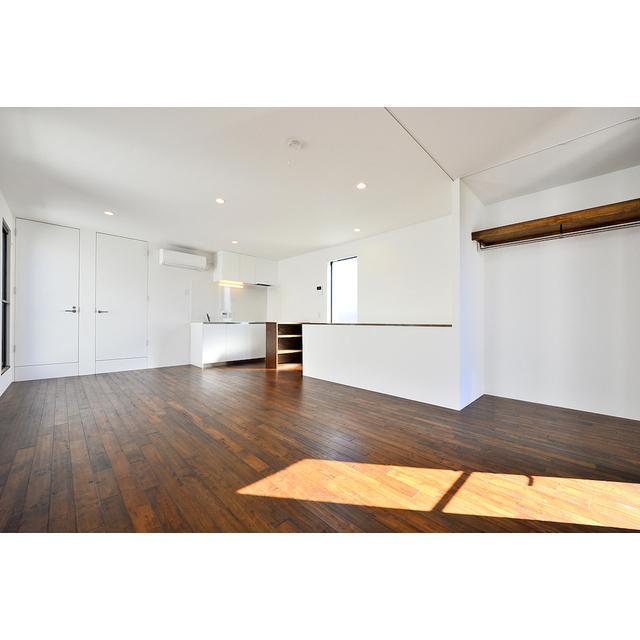 コンパクトかつシンプル。天井から壁がホワイトで開放的です。