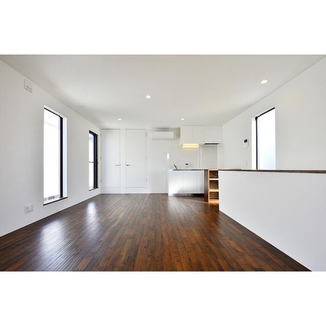 窓が部屋のところどころにあり、光が差し込みます。