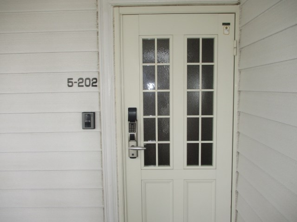 玄関ドアがちょっぴりヨーロピアンでかわいい。