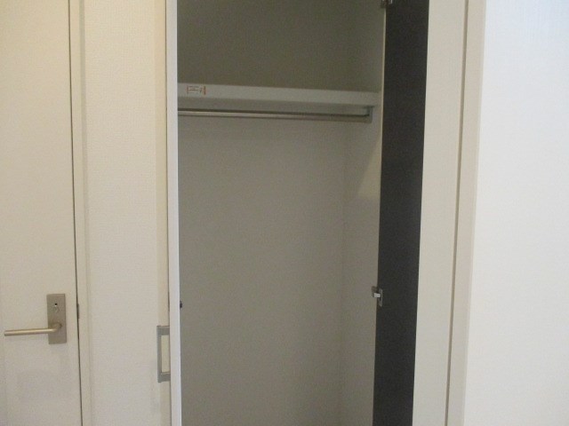 ハンガーラックと棚で整理された収納ができます。