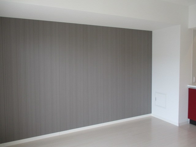 グレーのアクセントウォールでシックな大人らしさを。