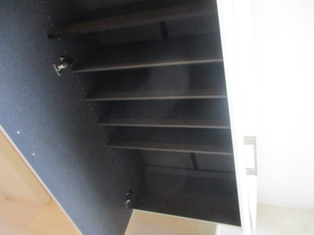 シューズボックスは外側は白ですが内側は黒！
コントラストがオシャレです。