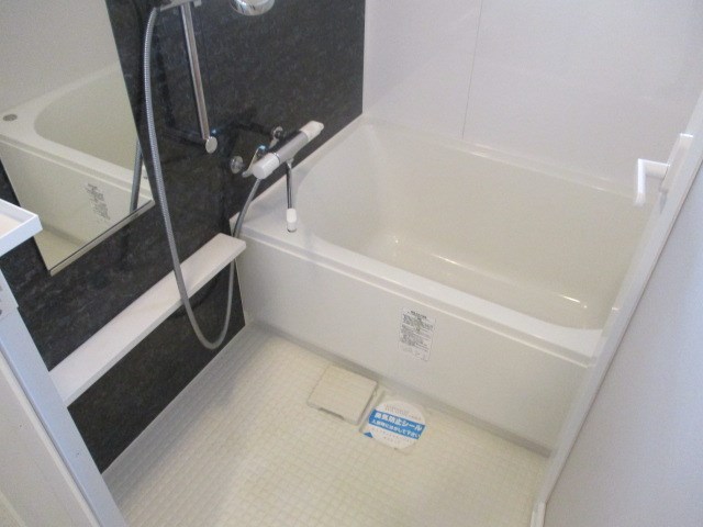 お風呂も白と黒のおしゃれなスタイル。