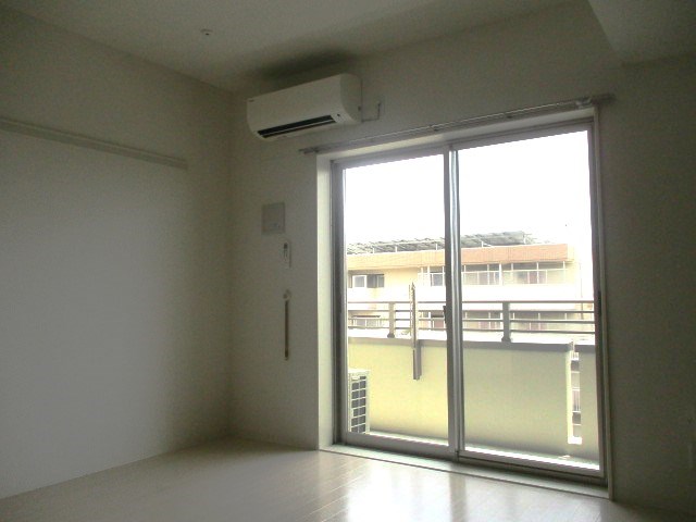 大きな窓で日光を取り入れることができます。