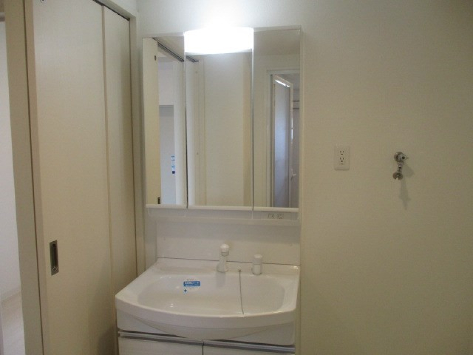 大きな鏡と照明で、メイクもスキンケアもやりやすく！