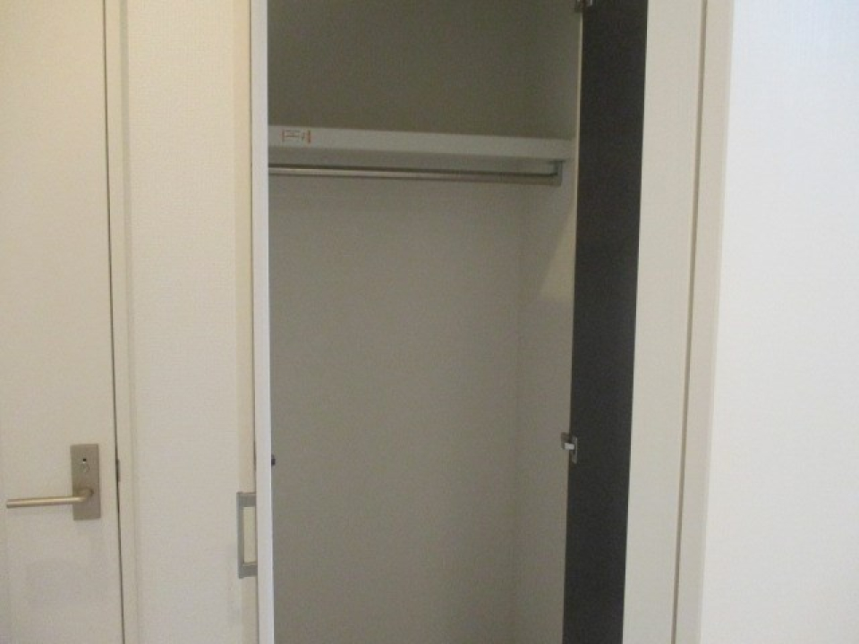 ハンガーラックと棚で整理された収納ができます。