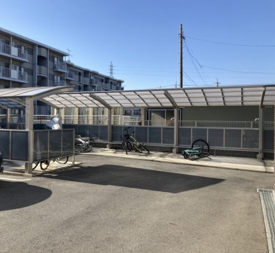 広い駐輪場付き。