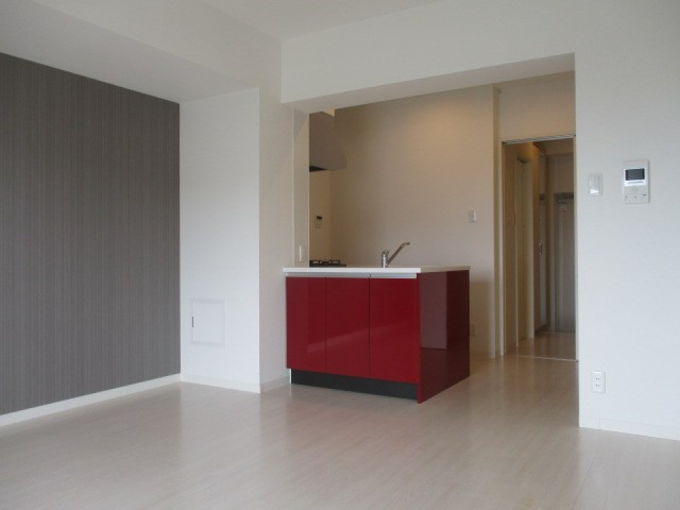 ワインレッドのキッチンがモノトーンな部屋に映えて素敵！