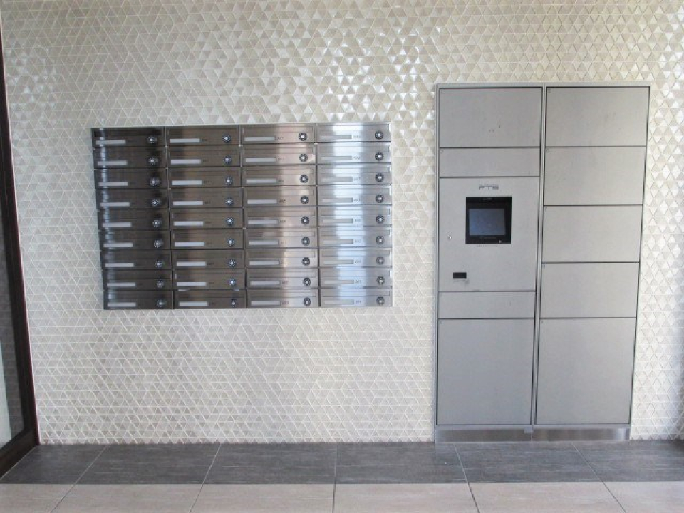 郵便受けだけでなく、現代人には嬉しい宅配ボックス付き！