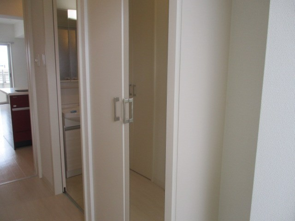 玄関横には姿見付きの収納が！お出かけ直前でも身だしなみをチェックできます。