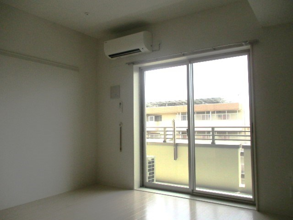 大きな窓で日光を取り入れることができます。