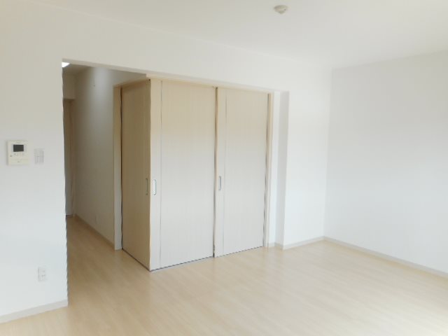 L字に取り付けられたスライド式ドアで、リビングと分けて使えます。