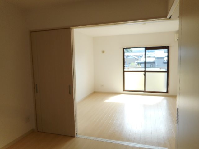 洋室側からもよりリビングの広さが分かります。