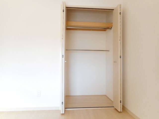 突っ張り棒が２本あるので掛けるものによって使い分けることができます。