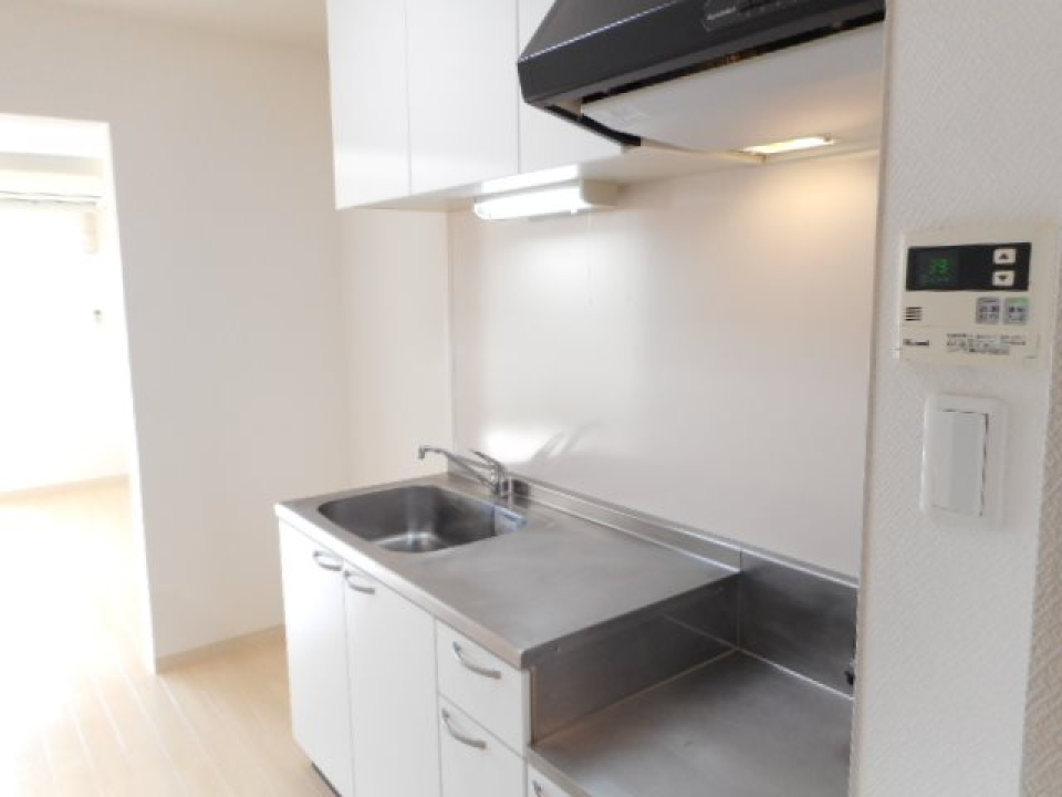 部屋の雰囲気や壁に合うシンプルなキッチン。