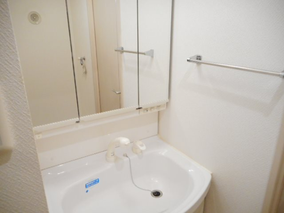 鏡を開くと中は収納に！常に洗面台をスッキリ見せることができます！