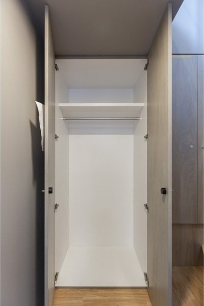 クローゼットは玄関にあるので、アウター類を仕舞うのにいいかと