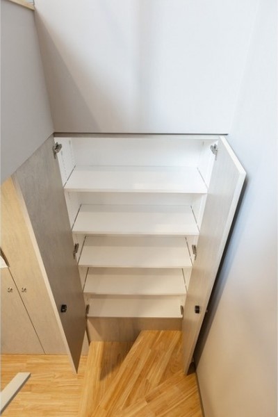 階段の途中に可動棚があるのは不思議