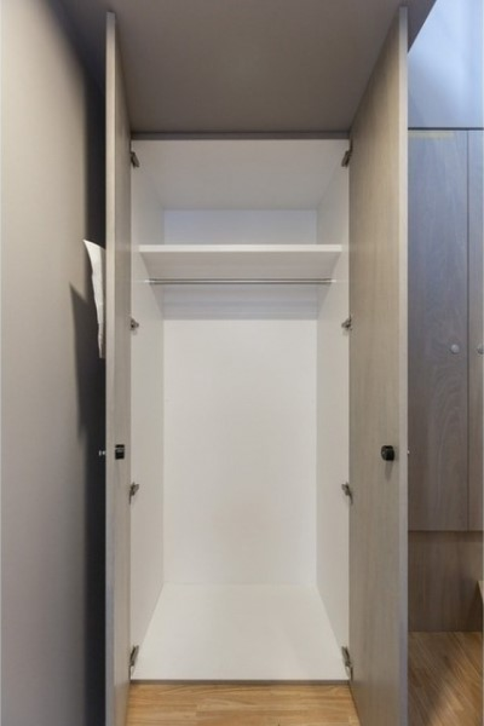 クローゼットは玄関にあるので、アウター類を仕舞うのにいいかと