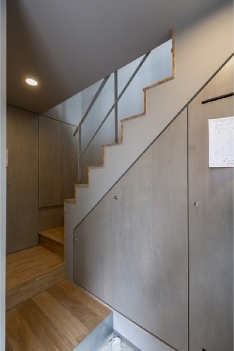 木目が残るくらいの薄さのグレー塗装がかなりおしゃれ