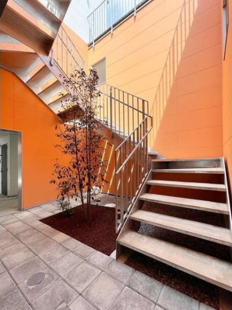 奥へ進むと温かみのある中庭のような空間が現れます