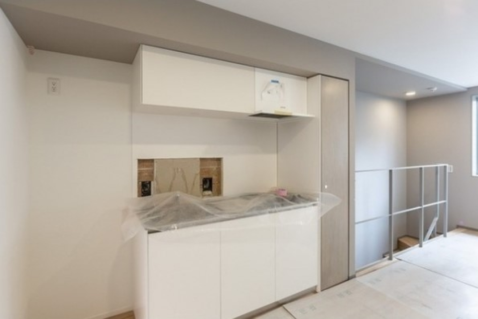 空間に溶け込むシンプルなキッチン