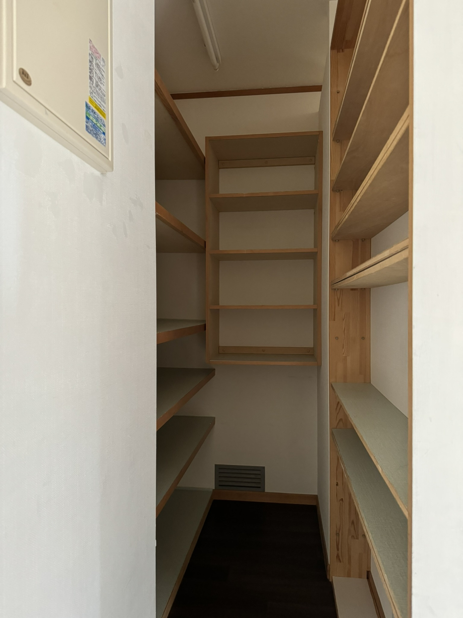 キッチンのキャビネットの裏は食品庫のスペース