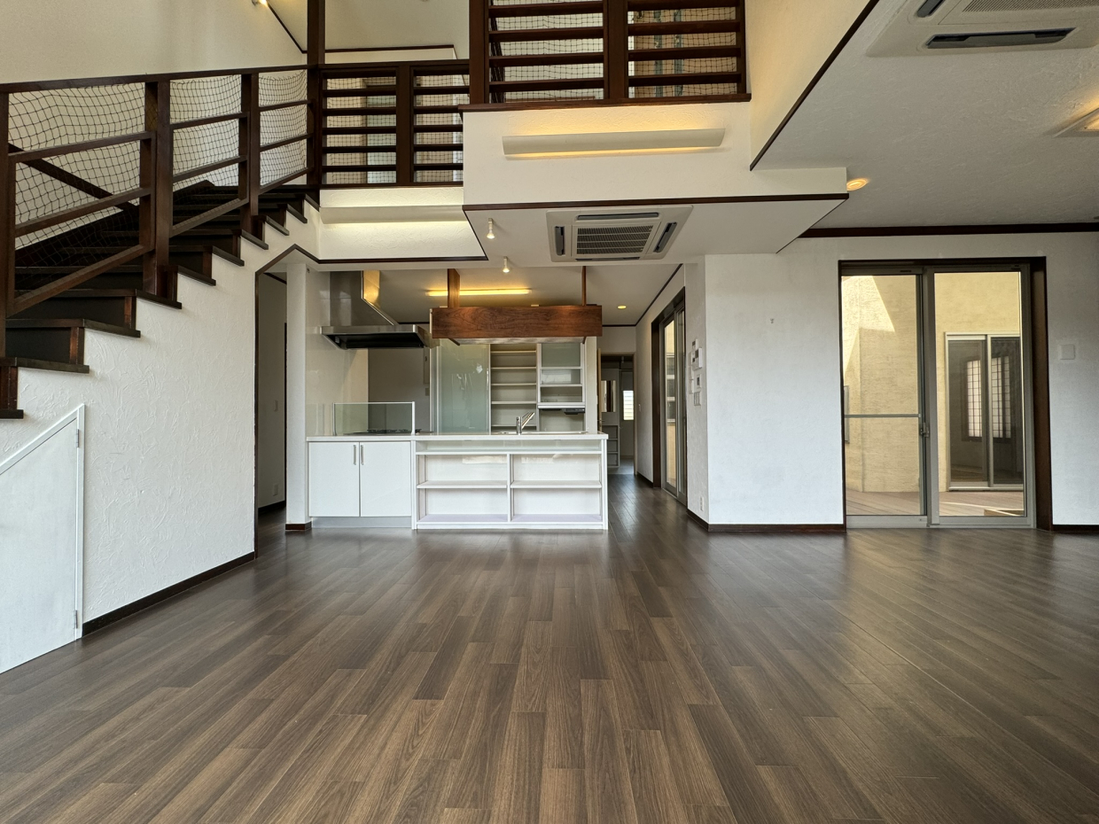 対面キッチンの吹き抜けで天井が高い