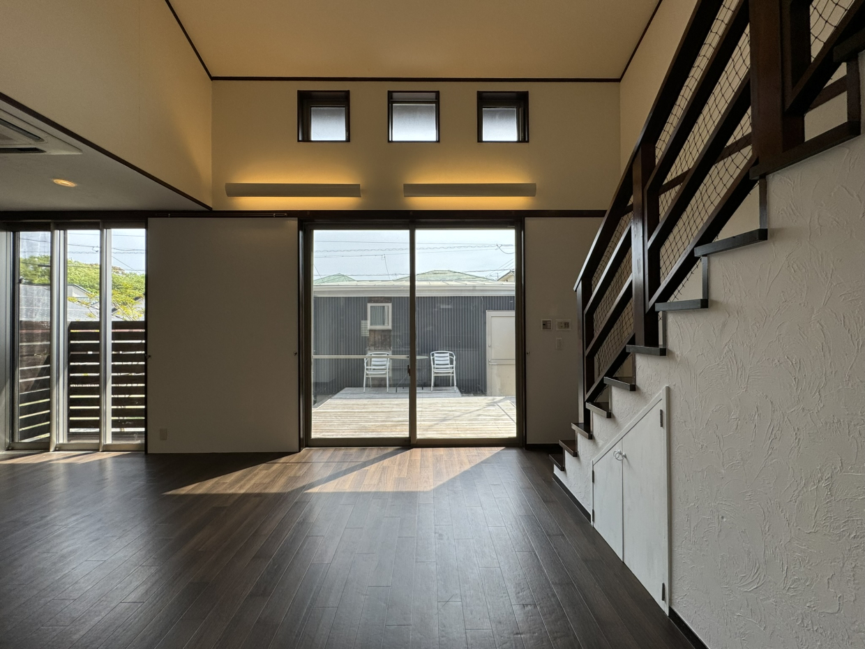 この階段で2階へ上がる