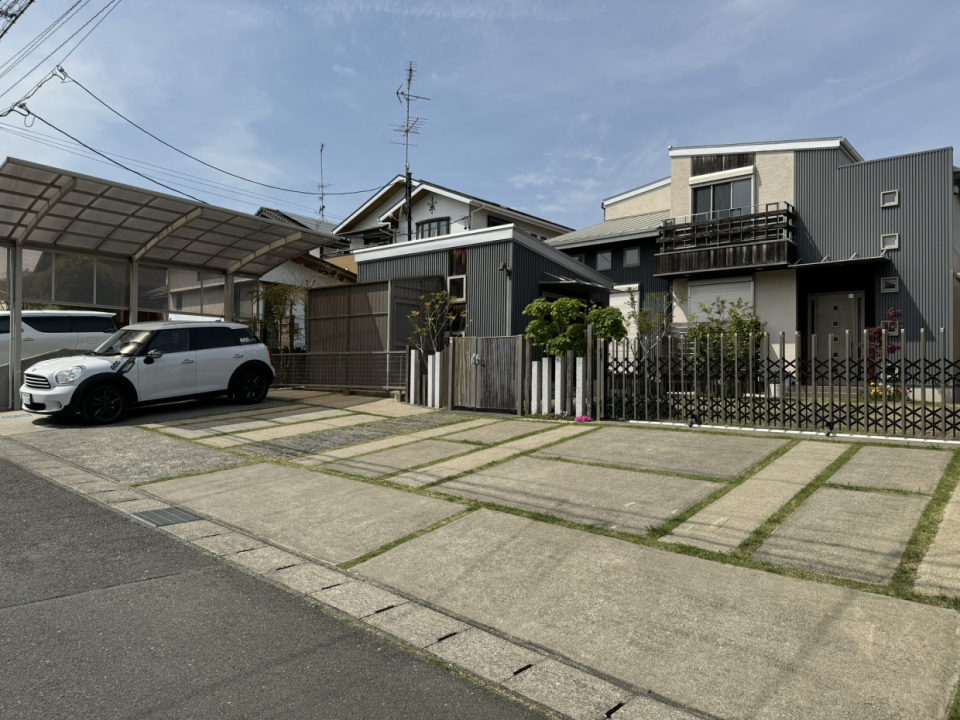 駐車場は並列で4台置ける