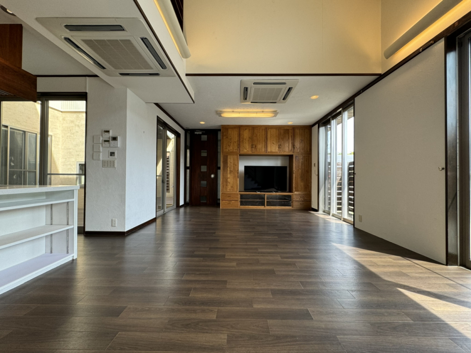 テレビは造作の棚に