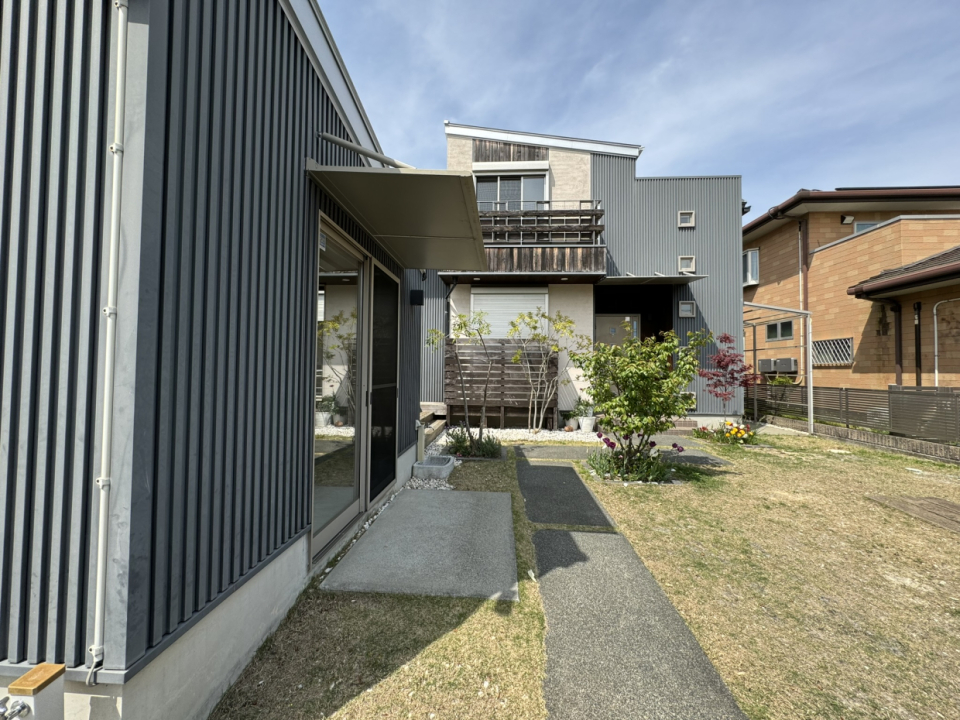 お庭には事務所棟がある