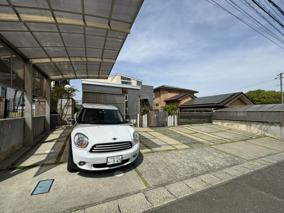 雨除けがついた駐車スペース