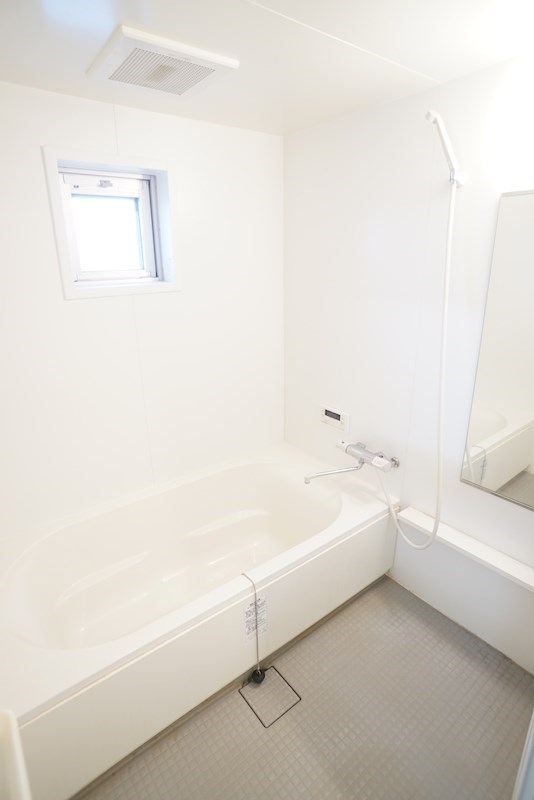 白を基調とした浴室。窓付きです。