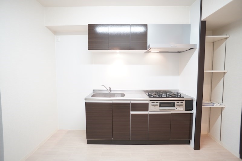 白&times;ブラウンの組み合わせがカッコいいキッチン