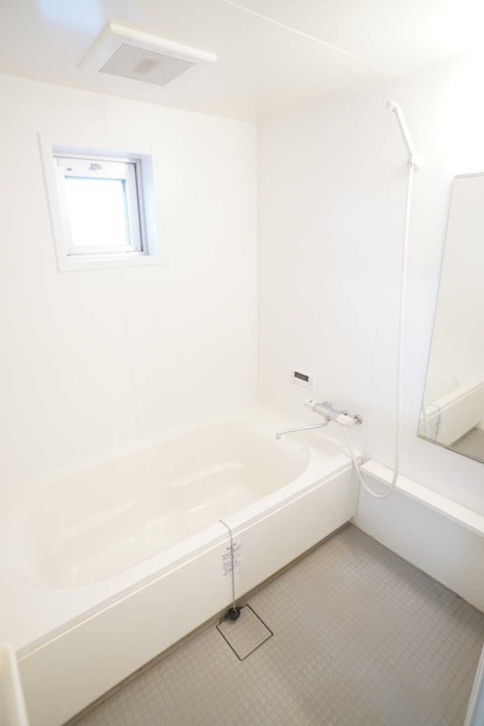 白を基調とした浴室。窓付きです。