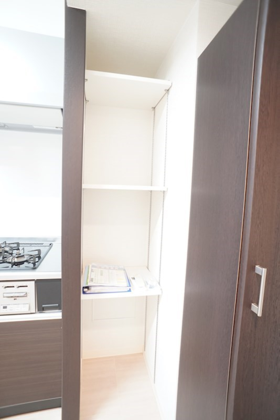キッチン横の収納棚。