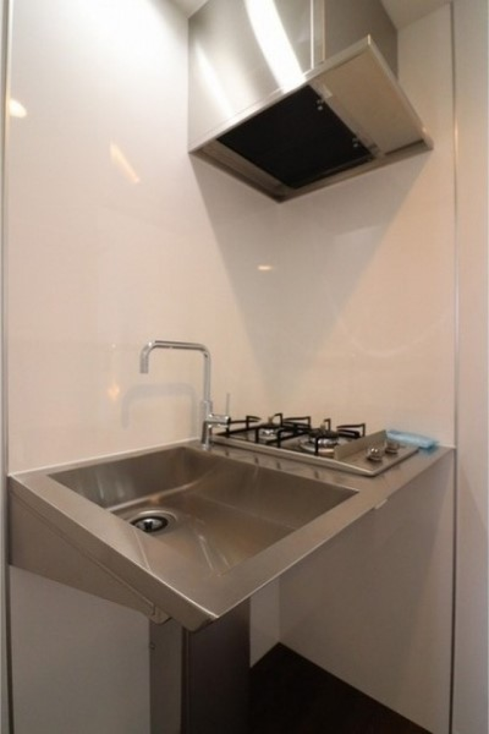 ステンレス製のシンプルなキッチン