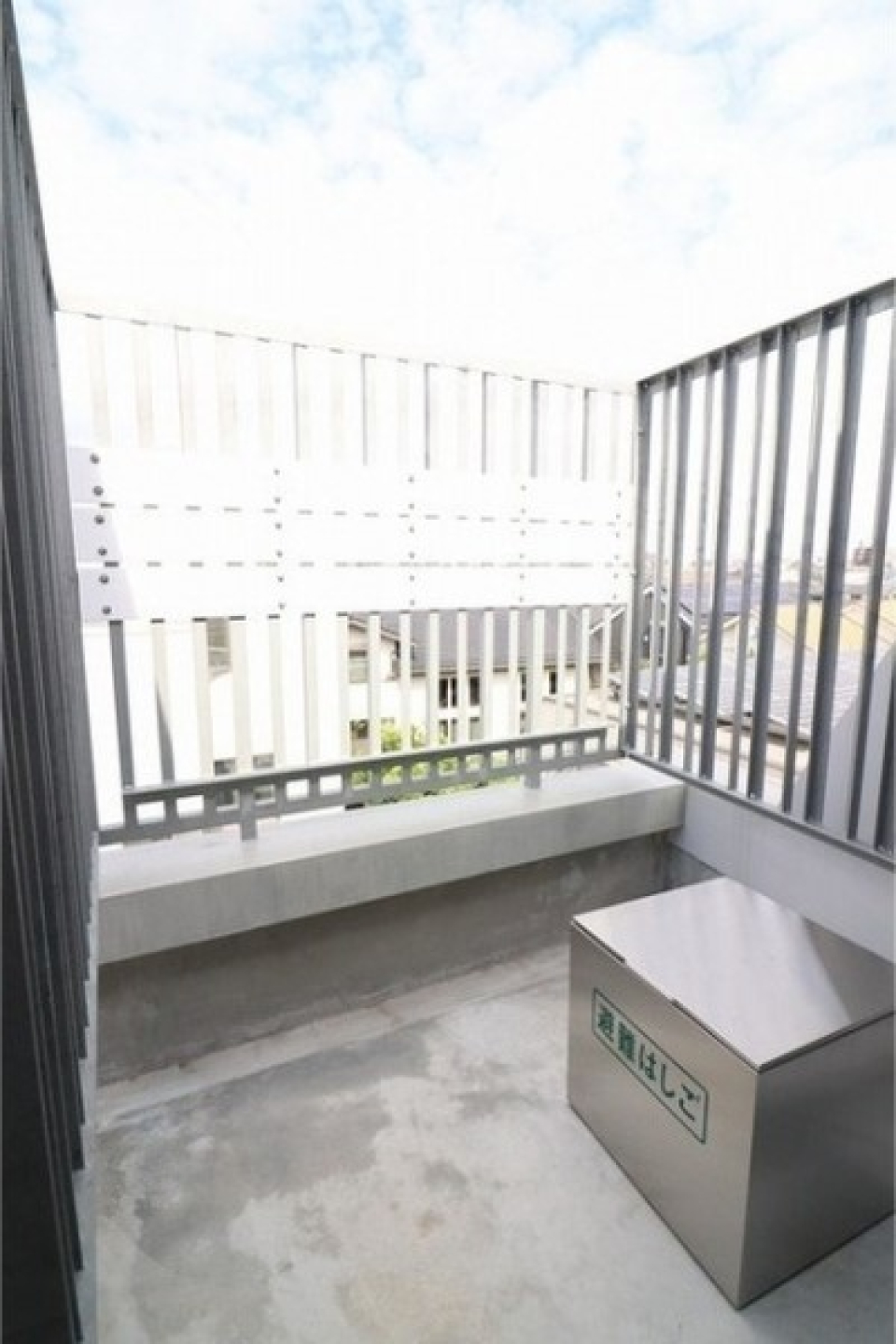 外の風を感じたいときにはバルコニーへ