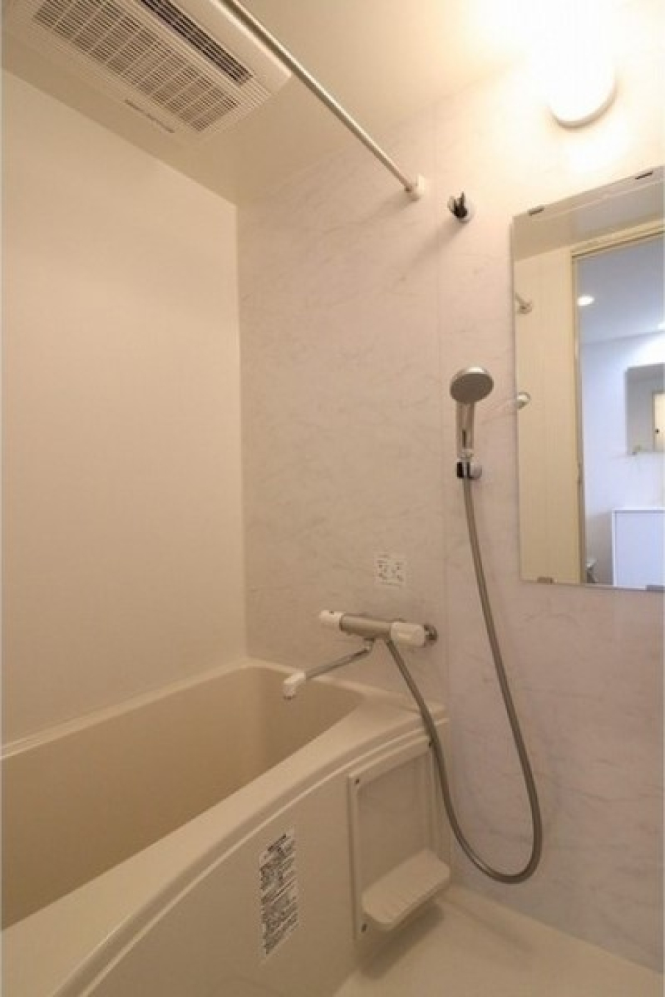 浴室乾燥機能付きのバスルーム