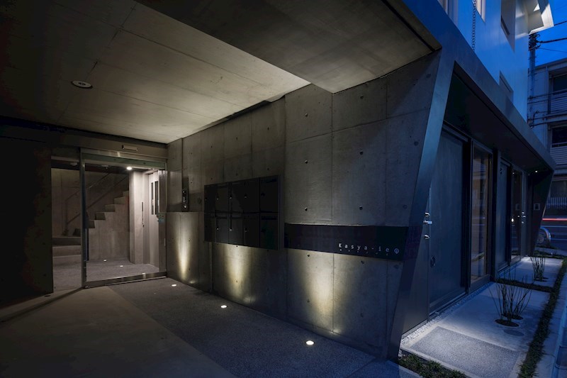 壁面を美しく照らすフットライト。