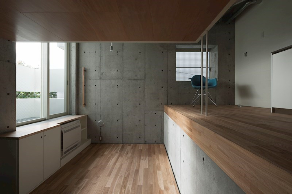 無垢材の床とコンクリート打ち放しの組み合わせに魅せられます。